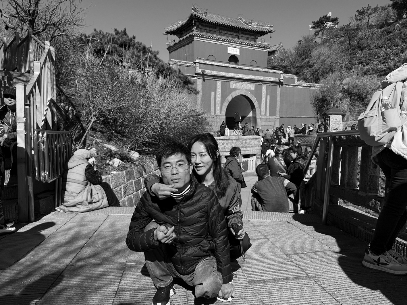 情感与勇气的交织，女生背患小儿麻痹症的男友登顶泰山的故事