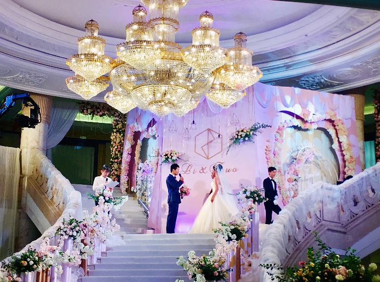 新潮婚礼别样选择，95后夫妻在麦当劳办婚礼千元庆典
