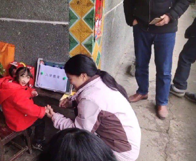 男子进店卖小工艺品遭拒背后的故事，任务完成与技能提升指南
