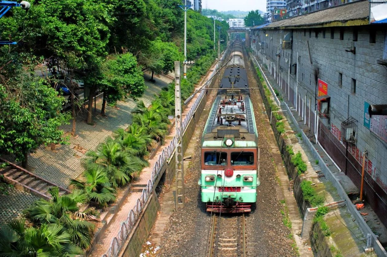探索城市小巷风味，重庆铁路沿线之旅的独特风情