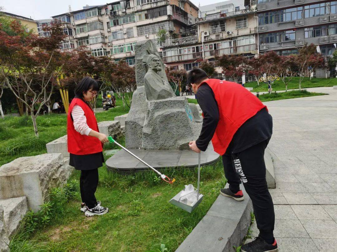 防汛抛投，守护家园的紧急行动