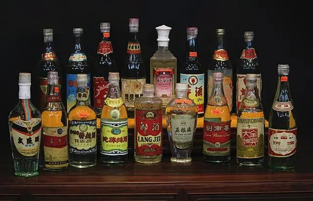 空瓶白酒引发男子维权事件，厂家回应与巷弄深处白酒传奇背后的秘密