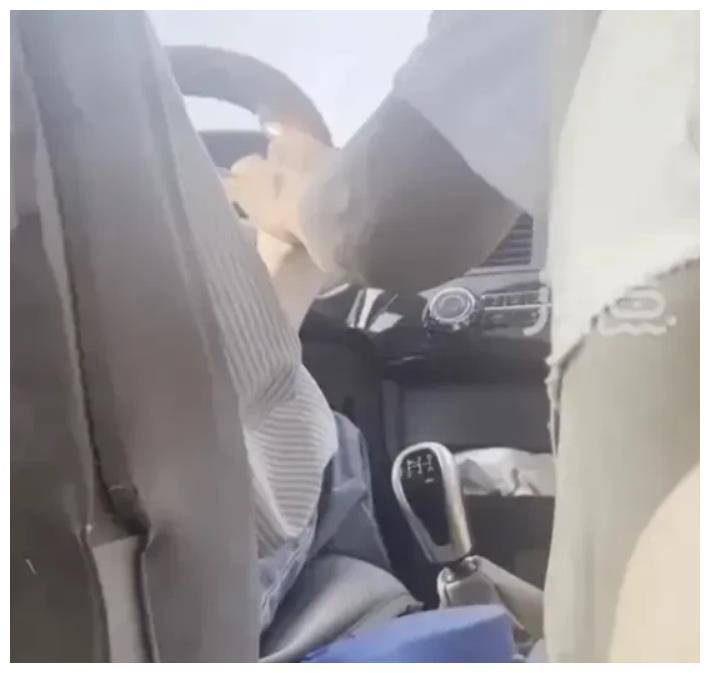 驾校教练不当行为引发深度反思，摸女学员大腿行为的恶劣影响与后果分析