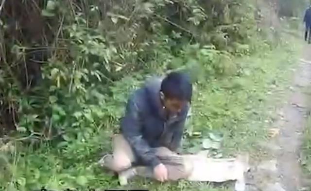 外来媳妇躲山洞吃野果充饥的真相揭秘，假的！