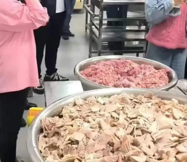 臭肉学校董事长插兜离席的温馨日常故事