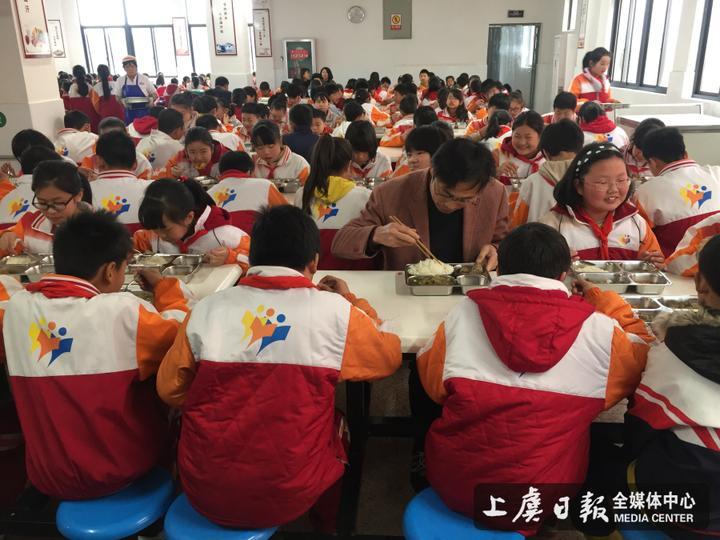 共餐制度促进教育公平，校长与孩子共享餐桌的实践探索