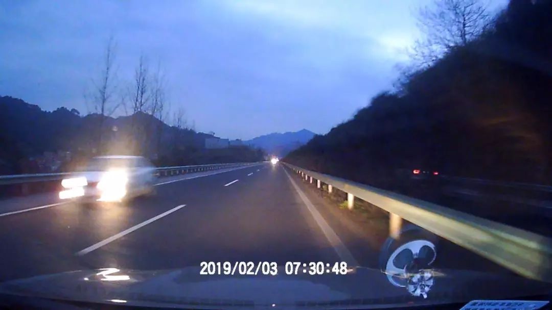 女司机深夜跟导航走导致高速逆行，使用导航的误区需警惕