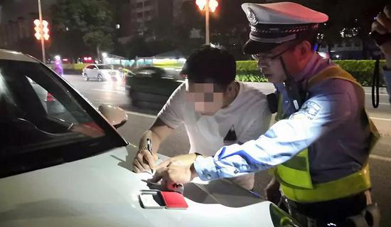 新手女司机夜间高速逆行事件，多角度分析与理性思考