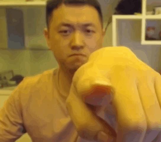 药水哥勇夺健美比赛季军，小巷传奇特色小店的荣耀时刻