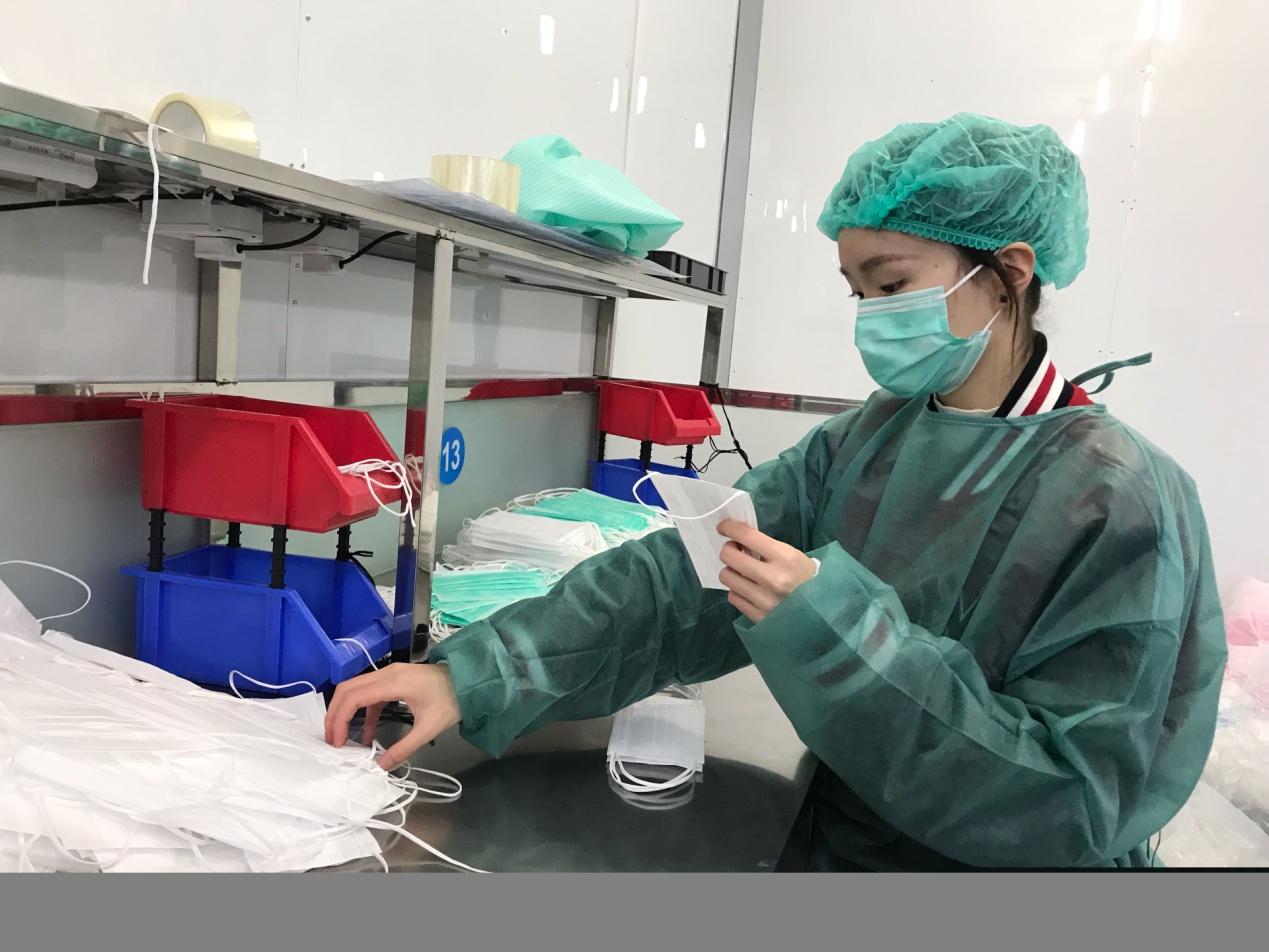 网红强迫机场志愿者摘口罩被拘，公众人物的责任与担当缺失
