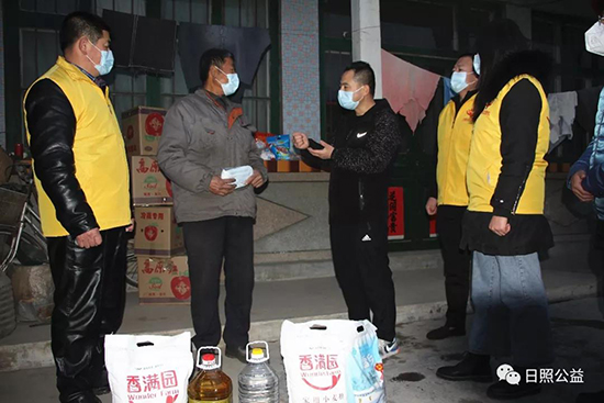 网红强迫机场志愿者摘口罩被拘，公众人物的道德底线与社会责任缺失