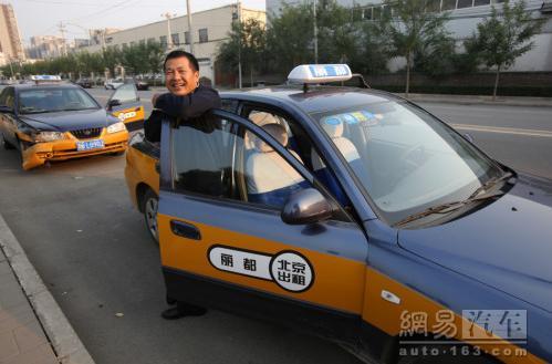 警方千里追迹寻回失车，男子租车探险后转卖迷途揭秘
