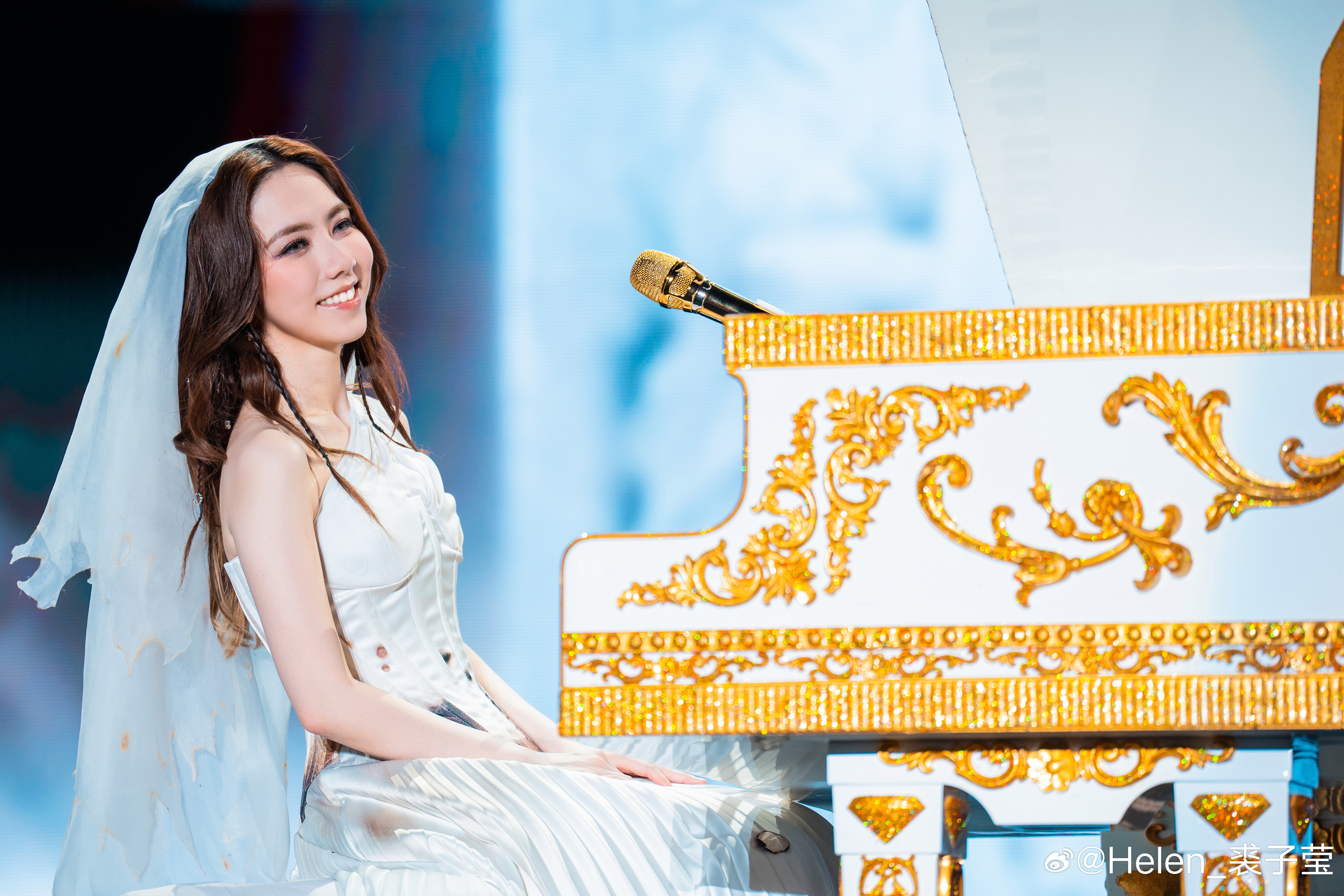 邓紫棋梦幻婚礼即兴演奏，婚礼进行曲瞬间洒满爱意！