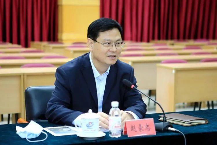 副市长54岁辞职外逃背后的勇气与梦想，举报市委书记的励志故事