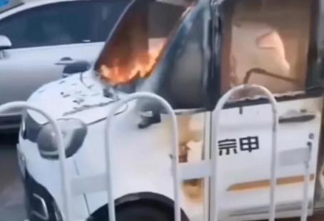 轿车自燃爷孙被困事件，众人合力救援行动探讨