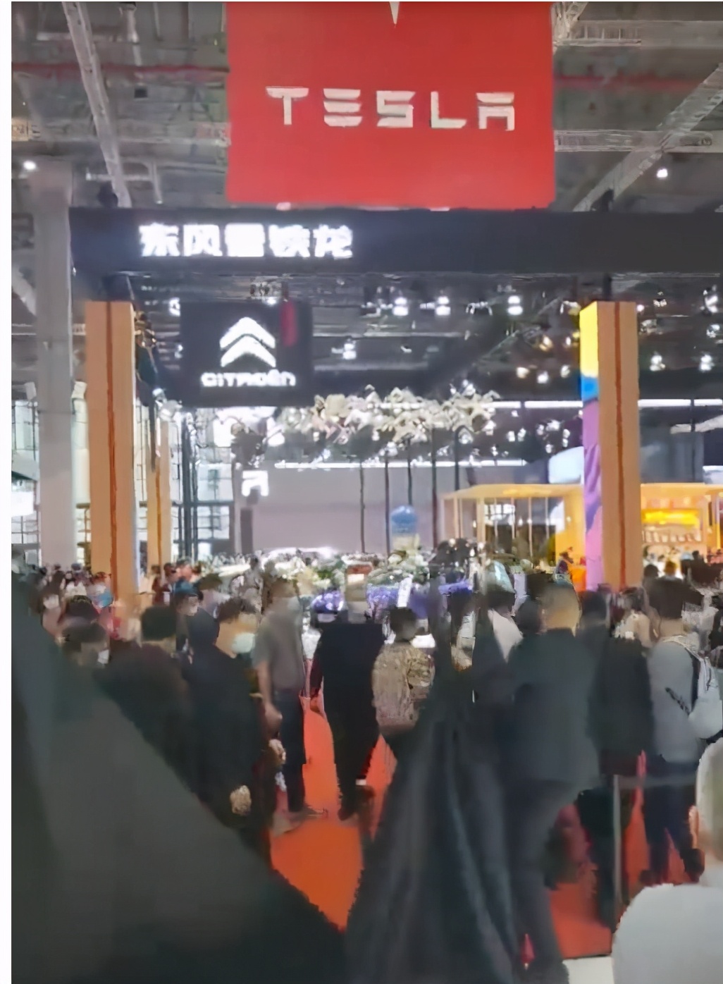 特斯拉发布会现场突发疾病，挑战与励志故事同步上演