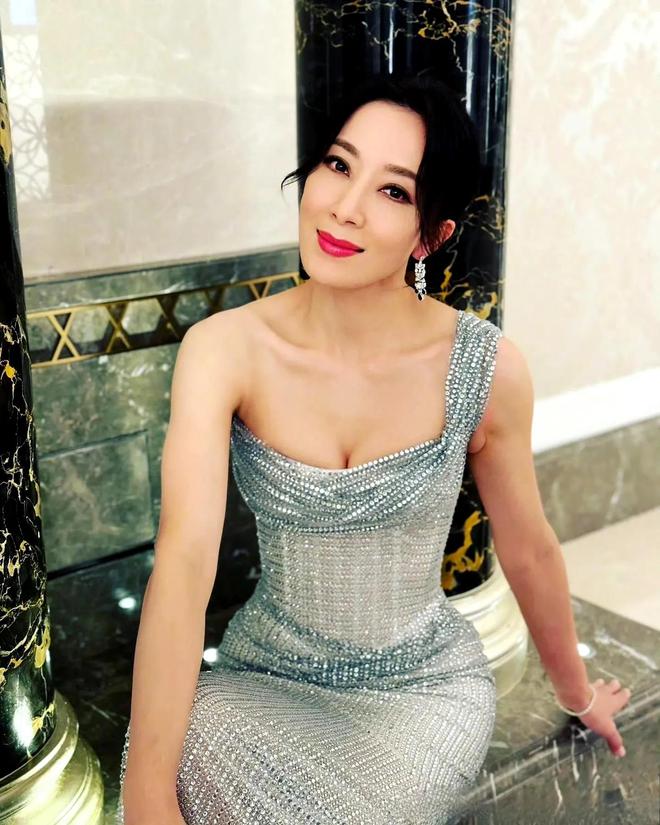 杨怡化身复仇女王，黑色月光下的复仇之路