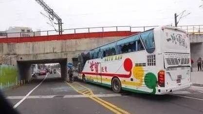 台湾车祸致26死最新进展，小巷独特小店与事故关联揭秘