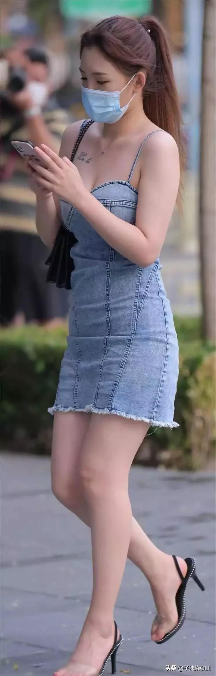 最新牛仔连衣裙展示，自然美景之旅的时尚探索