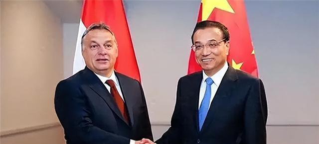 现代电视墙设计图赏，打造温馨家园与友情纽带的美学之作