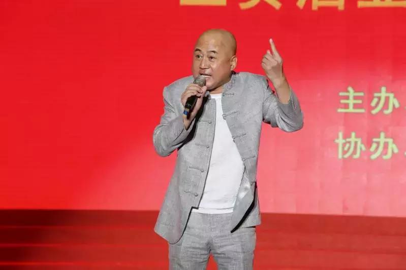 单口相声演员方清平，传统魅力与现代演绎的风采展示